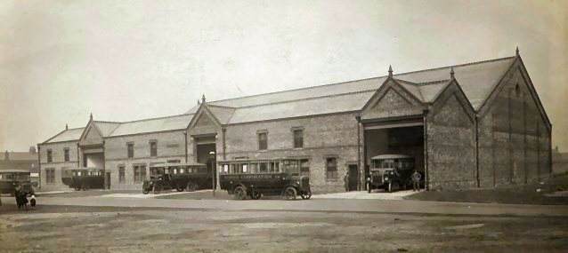 tilling Stevens fleet outside new depot, 1925.jpg (34978 bytes)